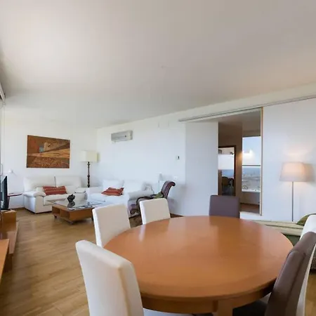Sea Views & Skyline Apartment