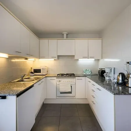 Sea Views & Skyline Apartment *