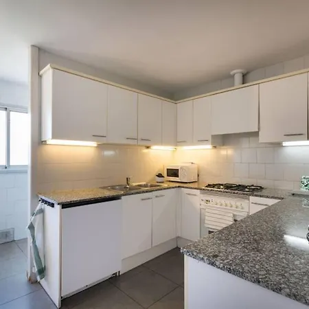 Sea Views & Skyline Apartment