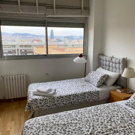 Sea Views & Skyline Apartment